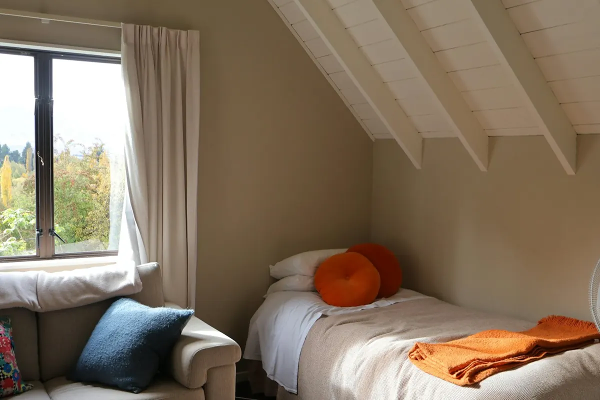 Une chambre mansardée avec un lit simple