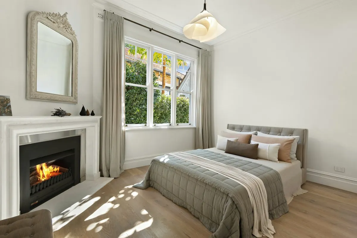 Une chambre claire avec une cheminée allumée