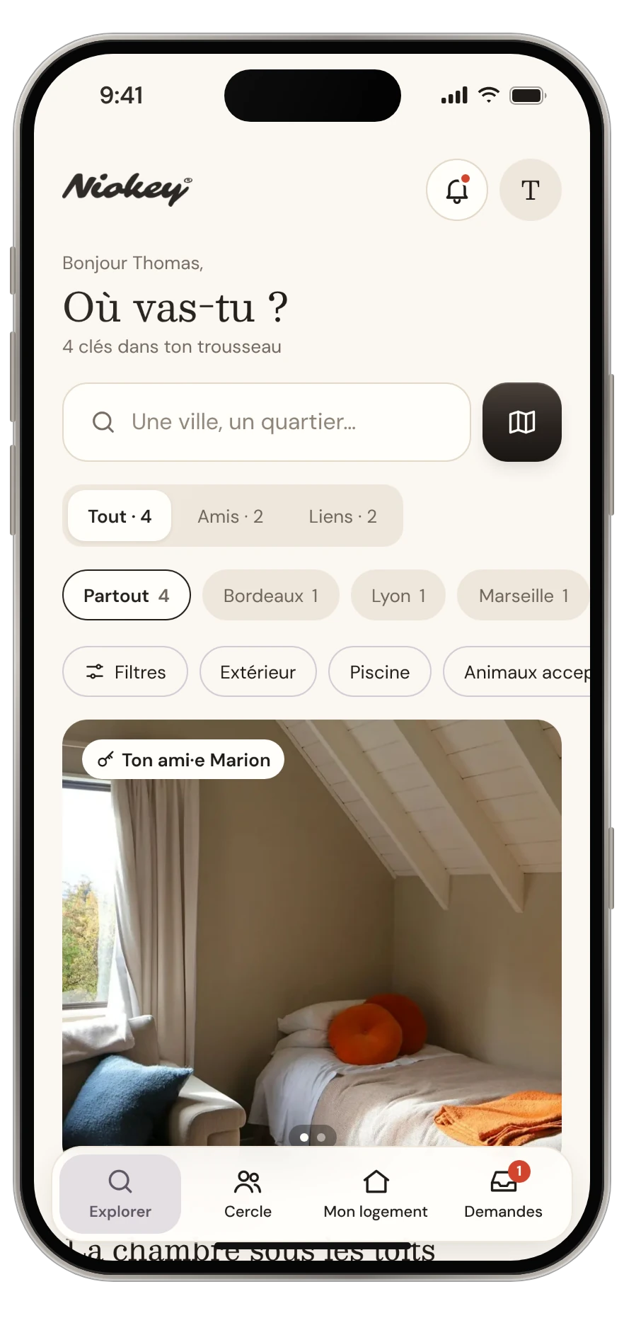 Un iPhone affichant Explorer : les logements du Trousseau, avec le badge Ton ami·e Marion